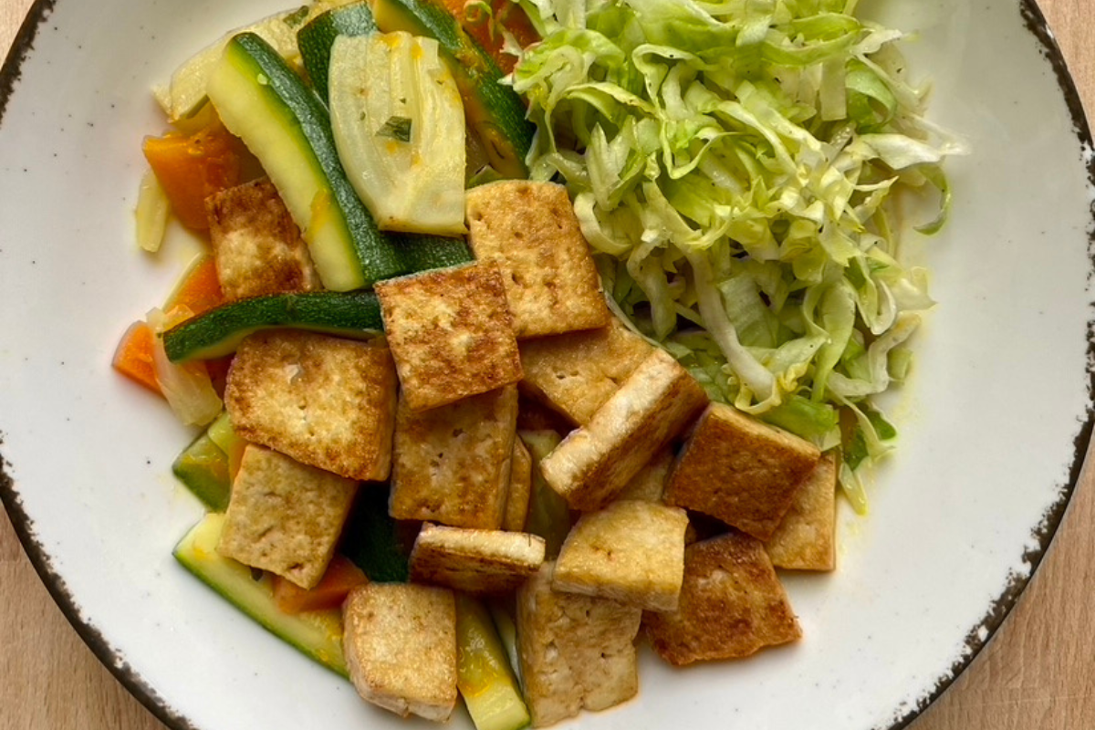 Gebratener Tofu mit buntem Gemüse – pranaforyou Gebratener Tofu mit buntem Gemüse – pranaforyou