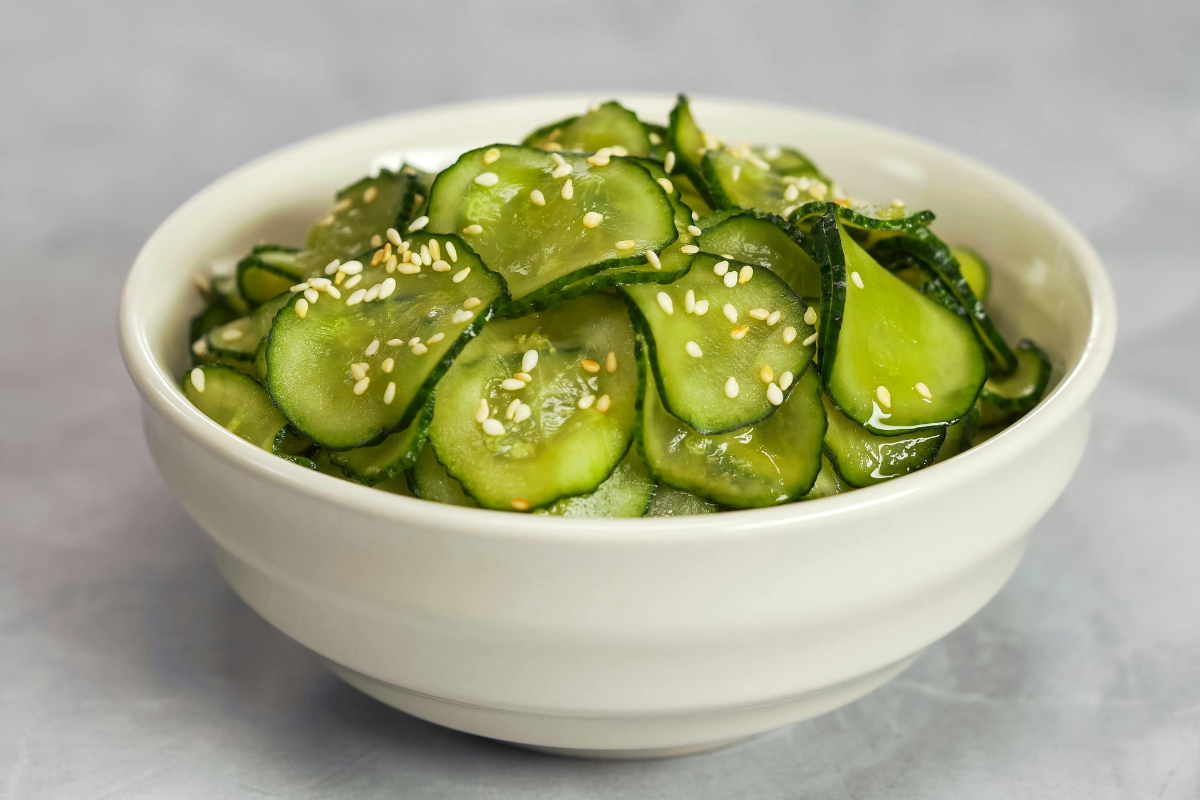 Lauwarmer Gurken-Koriander-Salat mit geröstetem Sesam