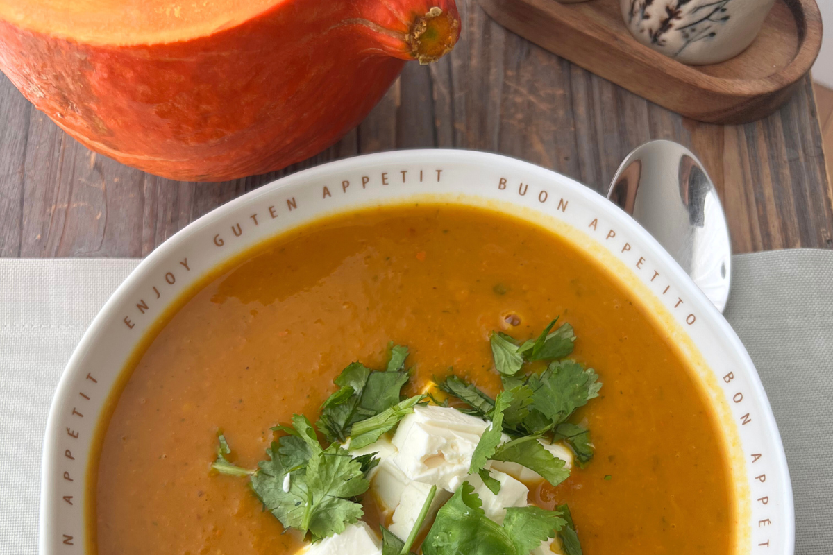 Herbstliche Kürbis-Maronen-Suppe mit Feta