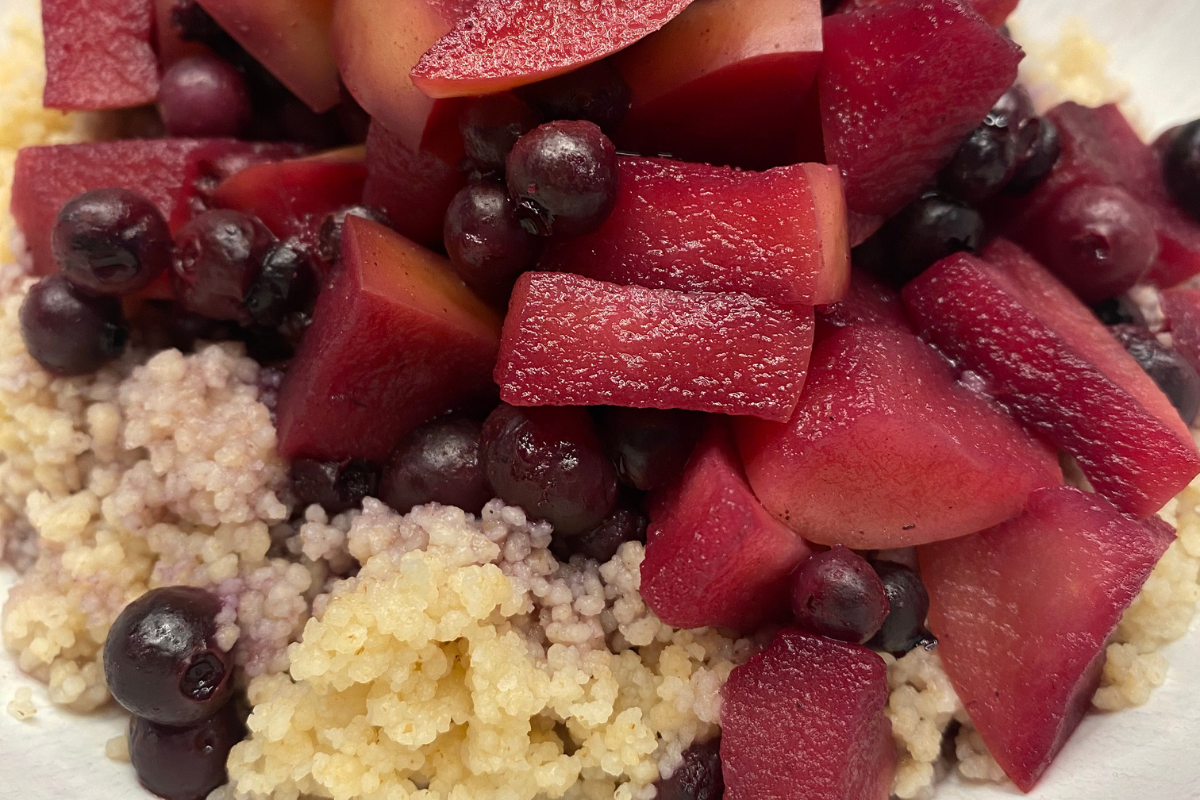 Süßer Apfel-Beeren-Couscous - Ayurvedisches Frühstück für warme Balance