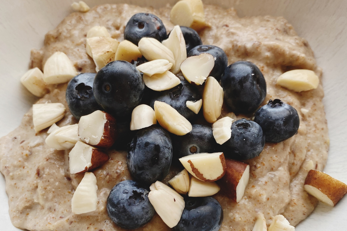 Braunhirse-Heidelbeer-Porridge: ein warmes und nahrhaftes Frühstück für kalte Tage