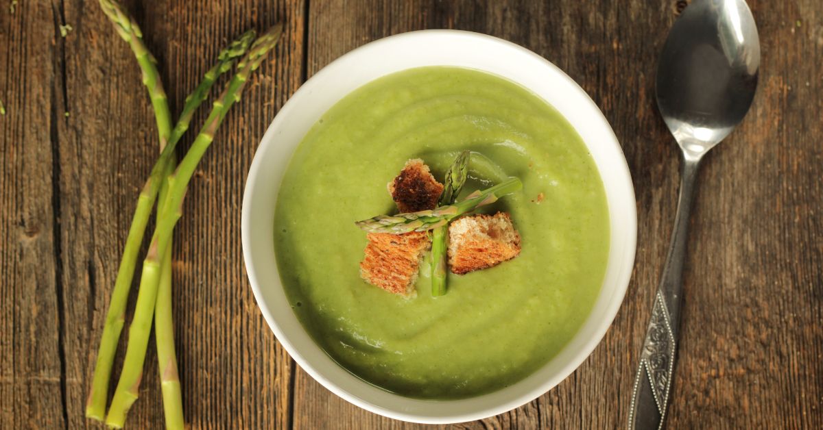 Ayurvedische Frühlingsküche:  Grüne Spargel-Erbsen-Suppe