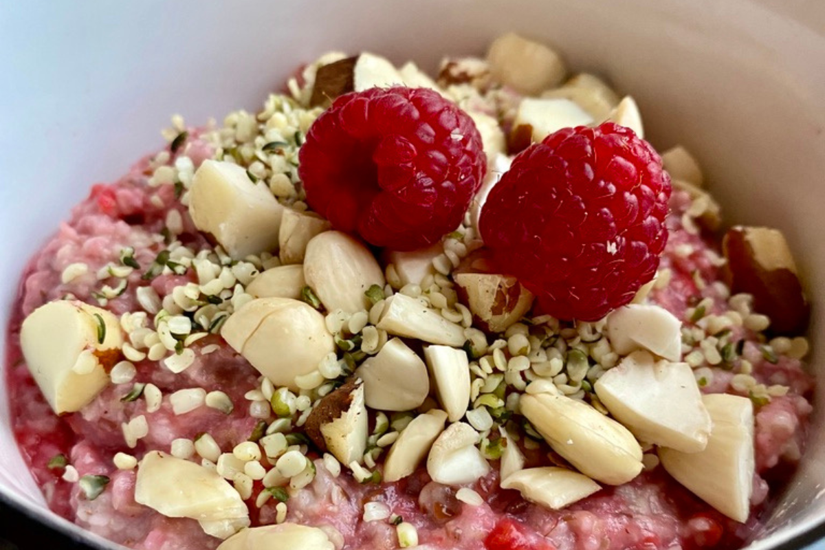 Himbeeren-Hirseflocken-Porridge: Ein fruchtig-cremiges Frühstück für den perfekten Start in den Tag