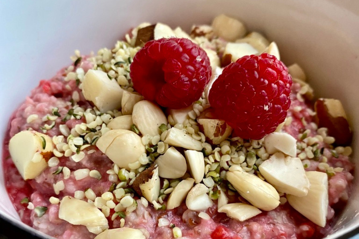 Himbeeren-Hirseflocken-Porridge