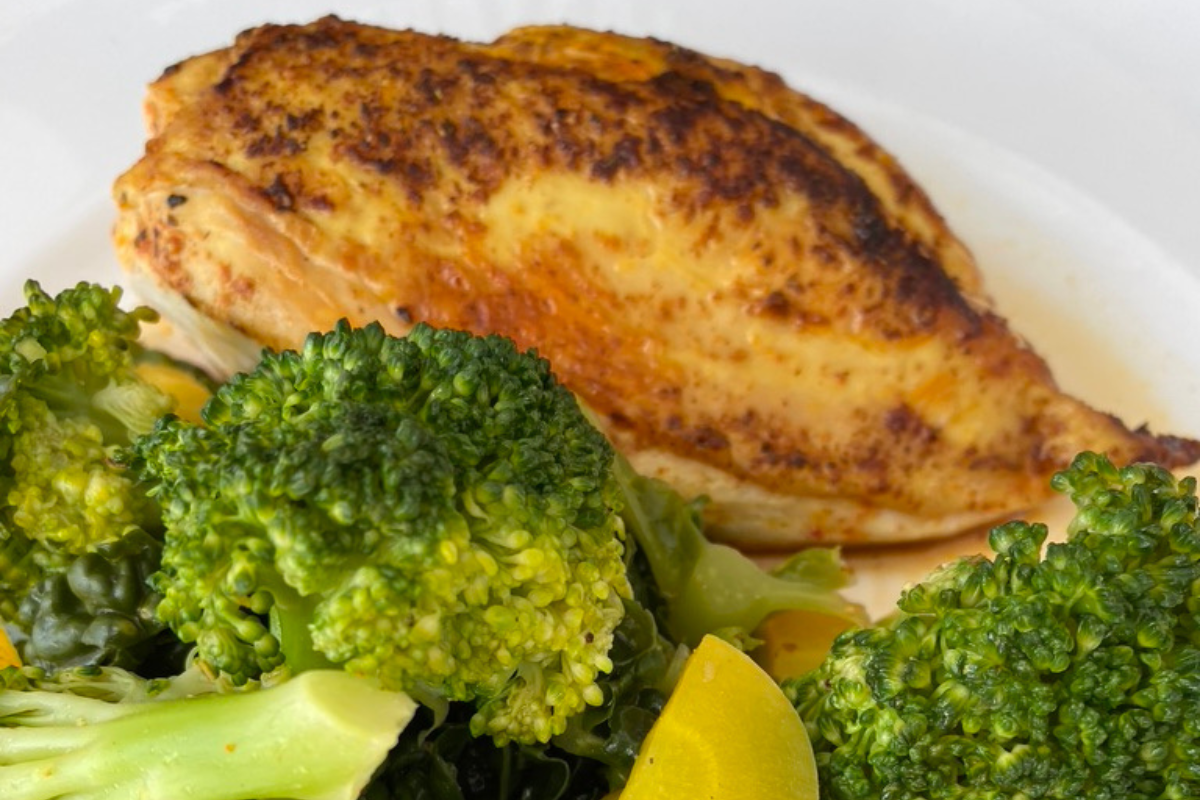 Gebratene Hühnerbrust mit Brokkoli-Gemüse – pranaforyou Gebratene Hühnerbrust mit Brokkoli-Gemüse – pranaforyou