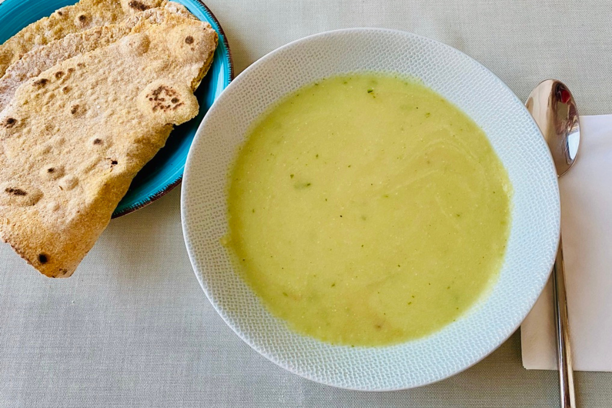Karfiol-Lauch-Cremesuppe mit Kichererbsen-Dinkel-Roti: ein cremiges un ... Karfiol-Lauch-Cremesuppe mit Kichererbsen-Dinkel-Roti: ein cremiges un ...
