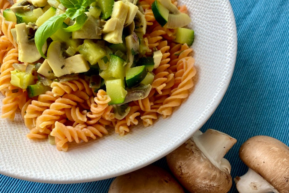 Rote Linsen Nudeln mit Pilz-Zucchini-Gemüse