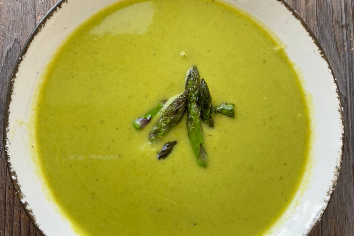 Cremige Spargel-Zucchini-Suppe