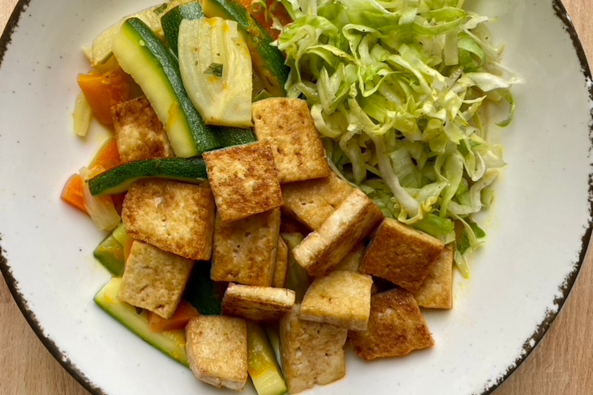 Gebratener Tofu mit buntem Gemüse