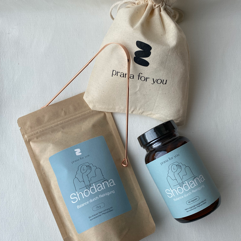 Detox Set mit Shodana Bio-Kräutertee, ayurvedischer Nahrungsergänzung und Zungenschaber mit Leinensäckchen.